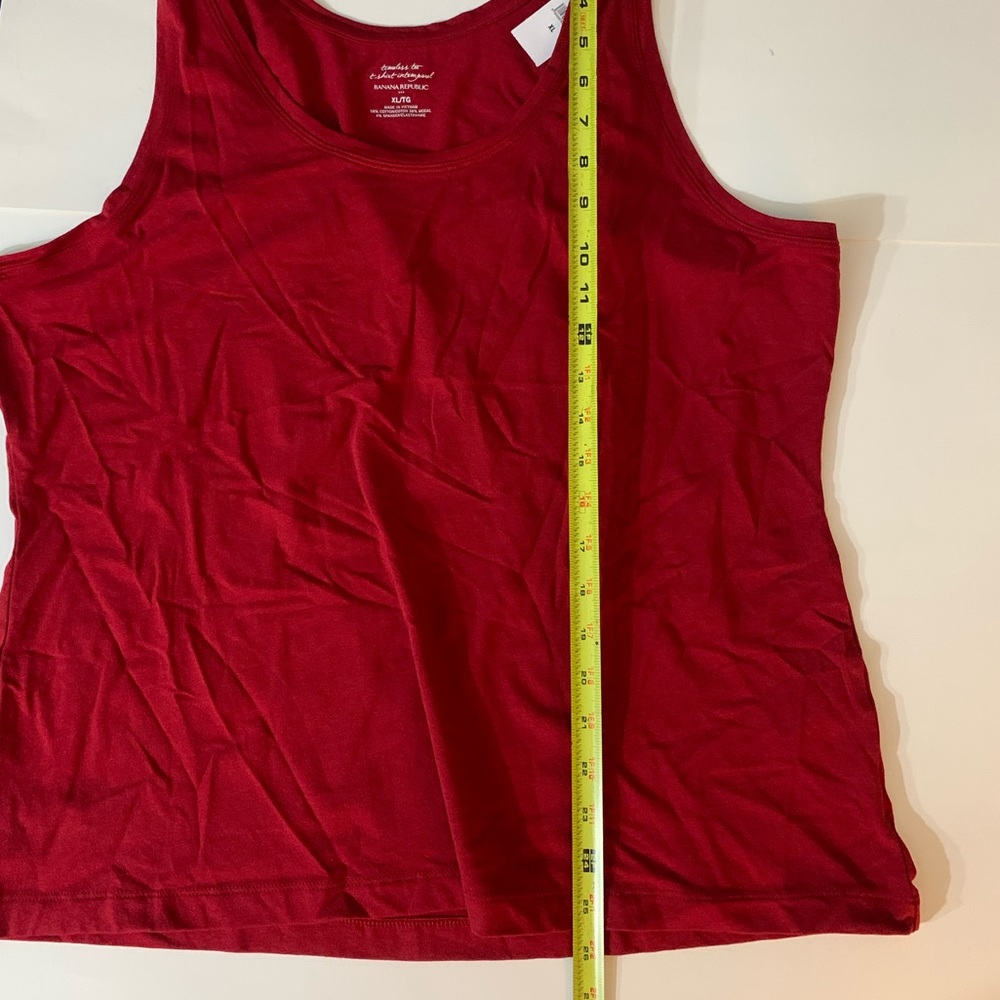 NWT Banana Republic scoop-neck tank. Measures 26” long, 22” pit to pit. - Picture 3 of 4